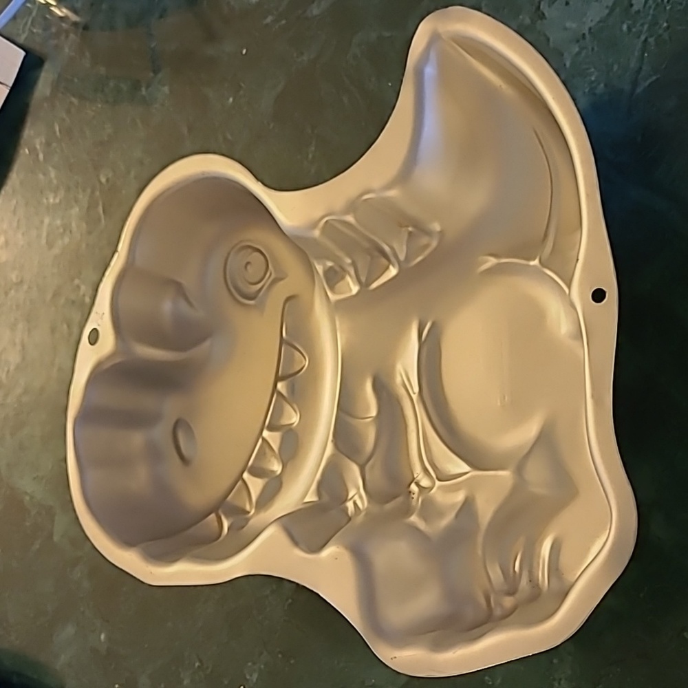 Wilton dinosaur cake pan